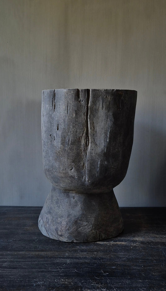 Vergrijsde houten vijzel 40 cm – Luksa nr. 03