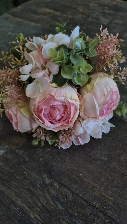 Pioenrozen boeketje roze met eucalyptus 28 cm