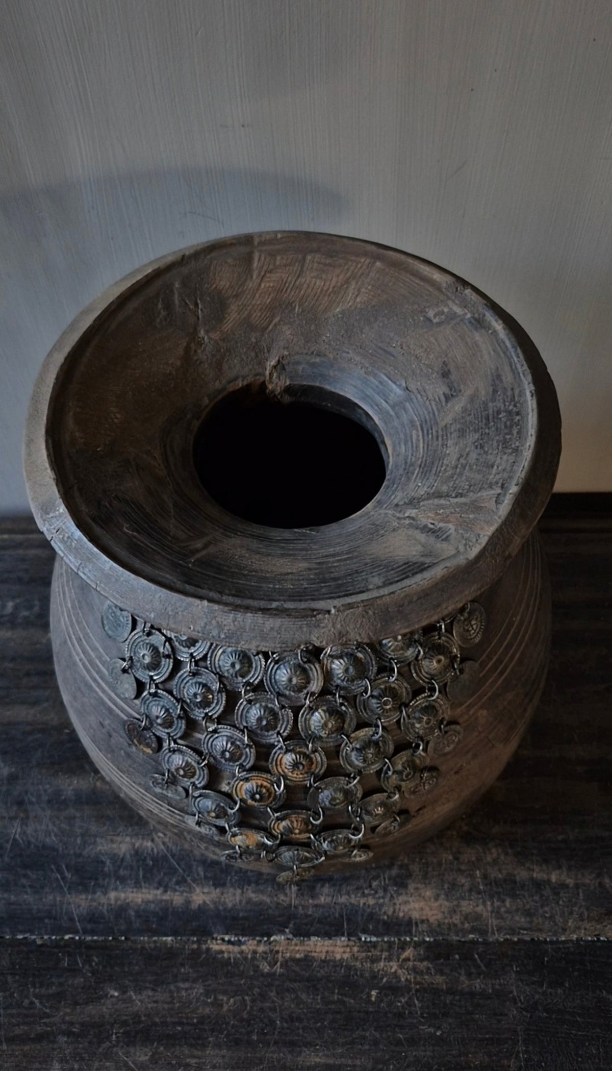 Houten kruik met metalen sieraad bruin 28 cm