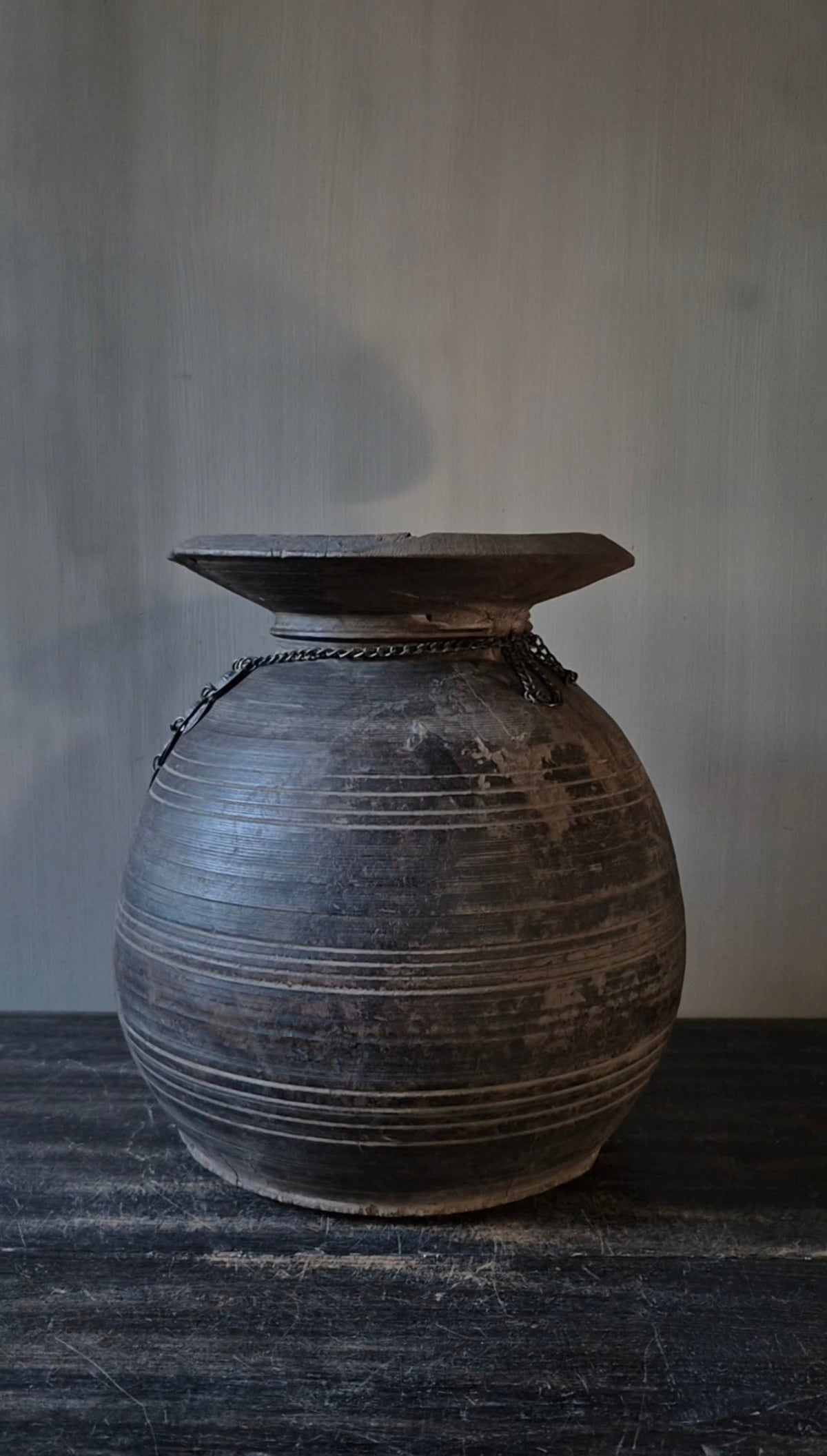 Houten kruik met metalen sieraad bruin 28 cm