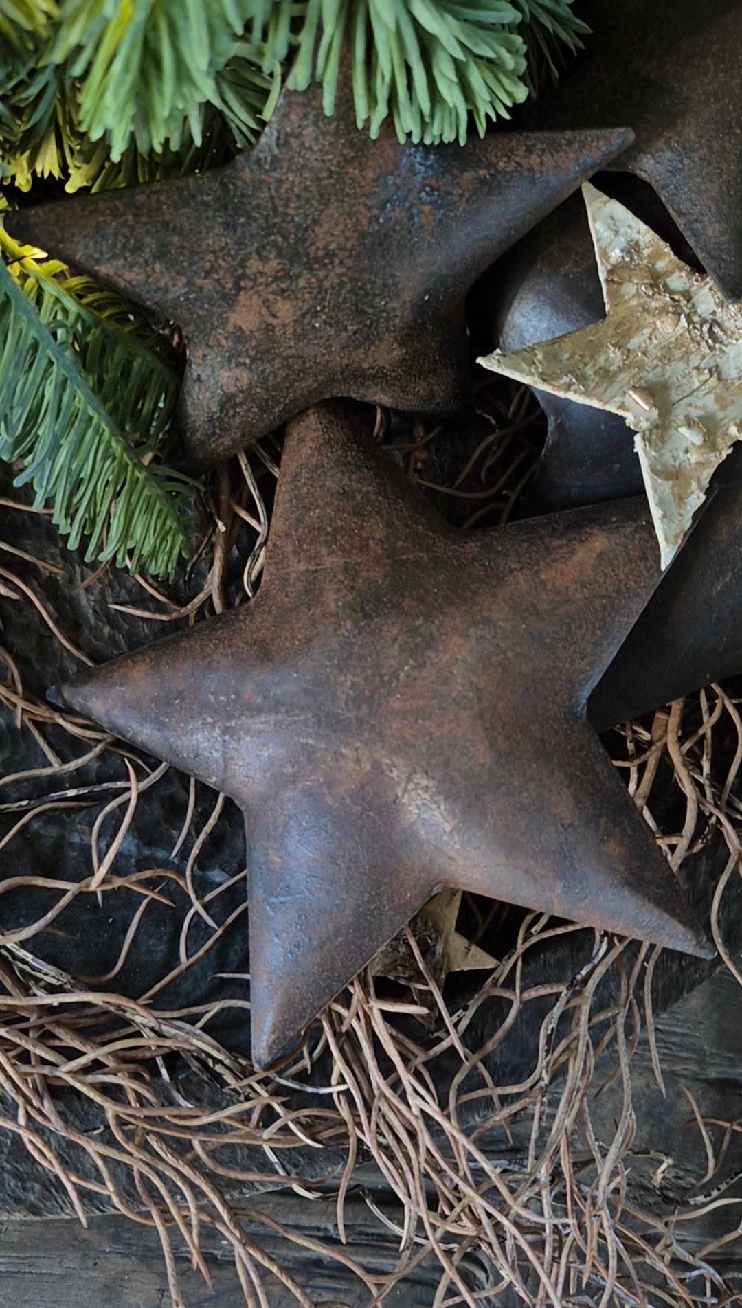Roestige metalen ster 15 cm met ophanglus
