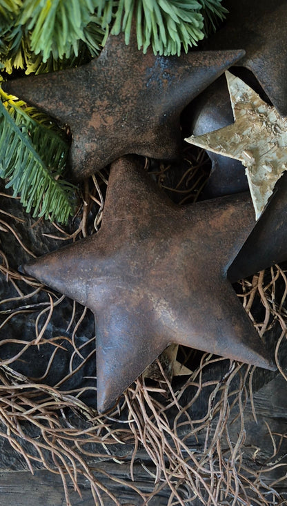 Roestige metalen ster 15 cm met ophanglus