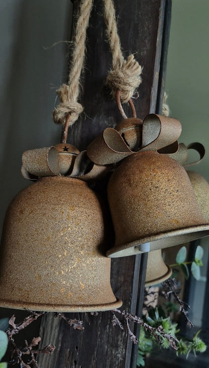 Bellentoef met strik goud roest - 52 cm