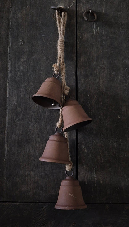 Metal bells tuft rust 48 cm