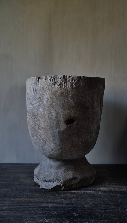 Vergrijsde houten vijzel 42 cm – Luksa nr. 02