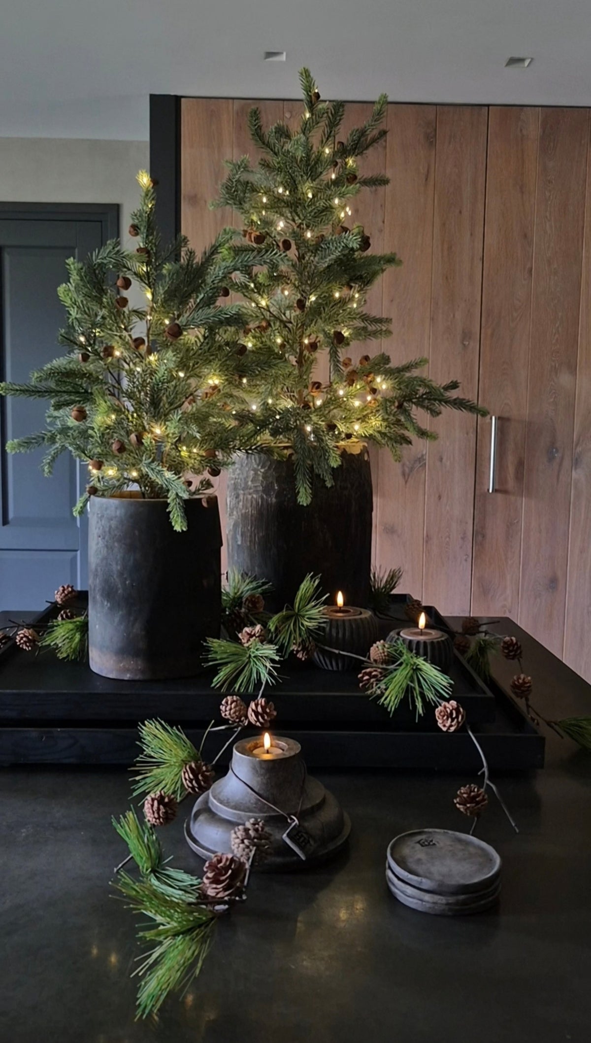 Artificial pine cone garland - 140 cm