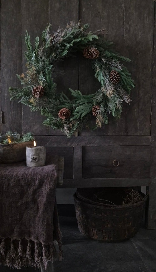 Cedar wreath mix with pinecones - 57 cm