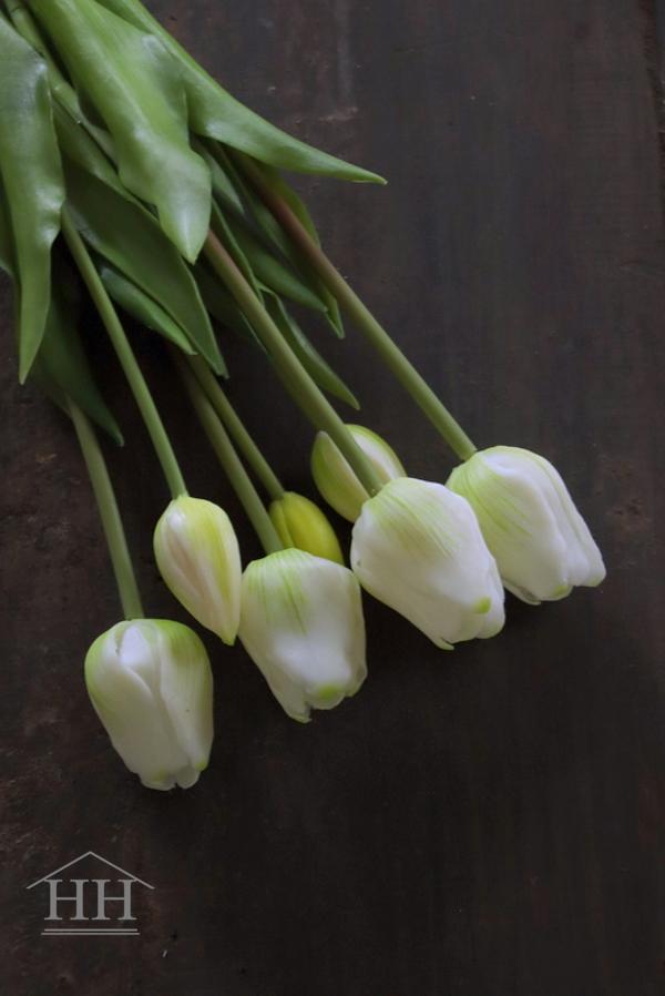 Nep tulpen die net echt lijken wit