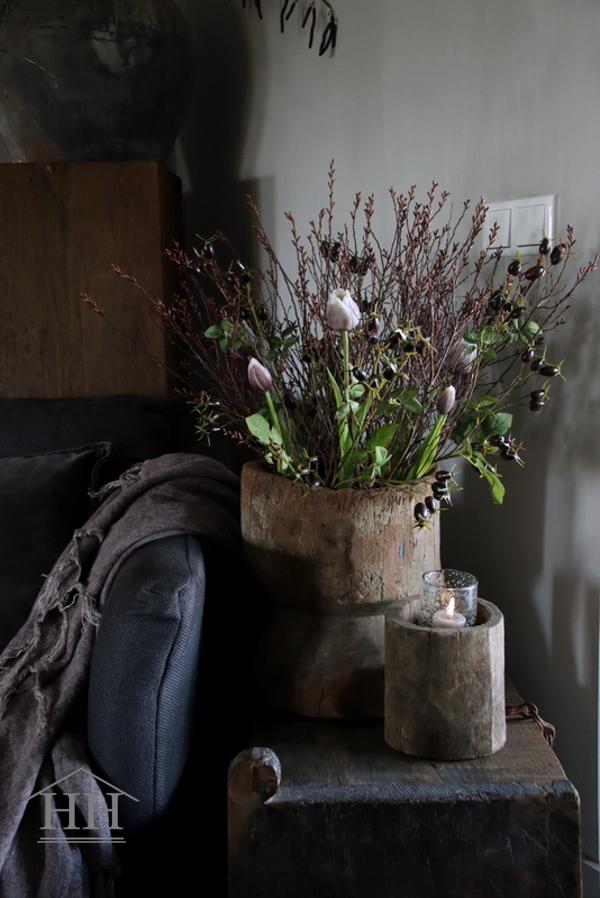 Boeket met gagel, zwarte rozenbottels en paars/grijze tulpen (nr 26)