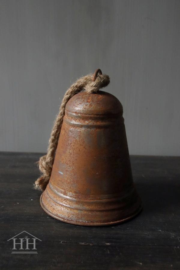 Rusty metal bell L (bottom)