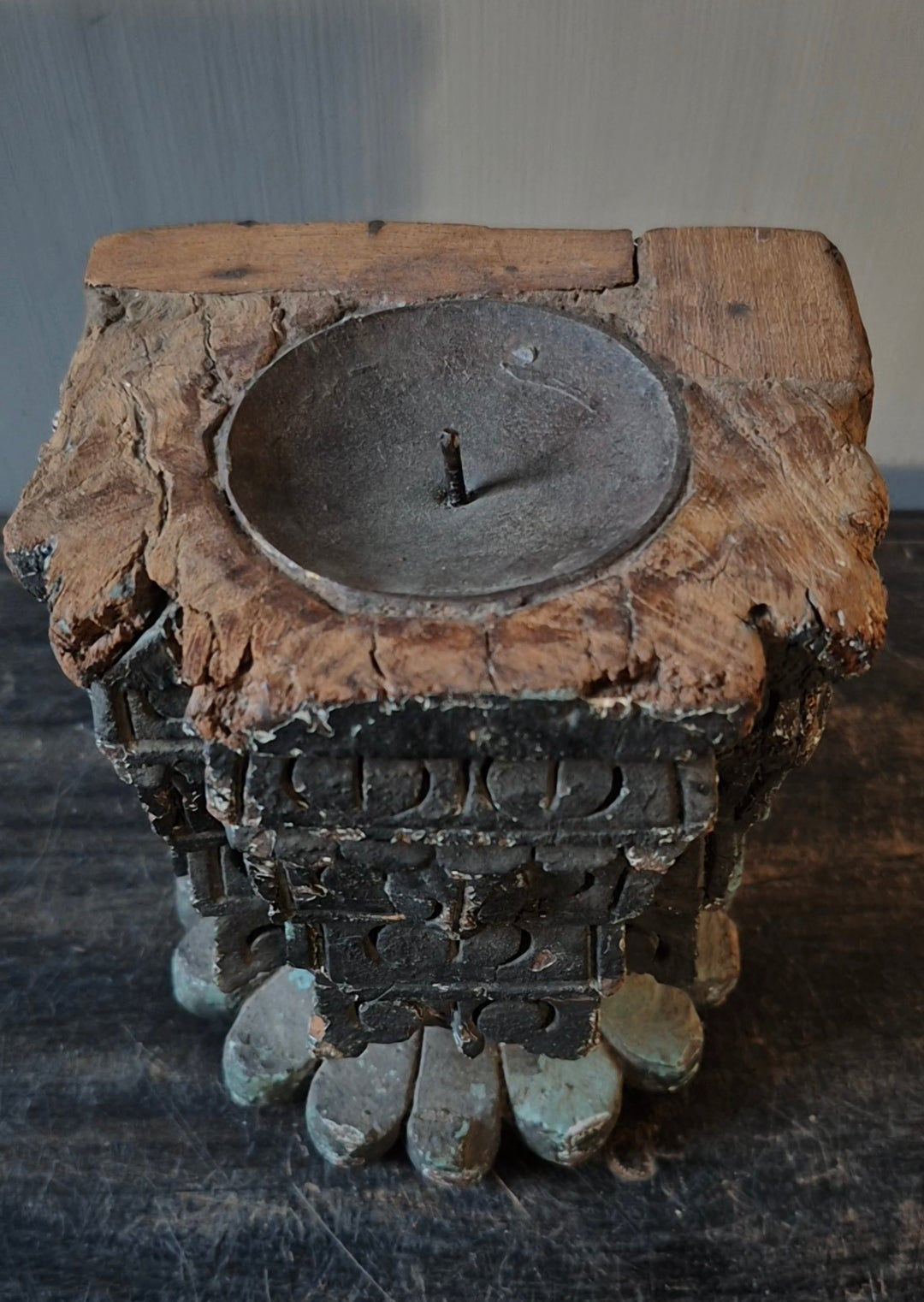 Alter hölzerner Kerzenständer