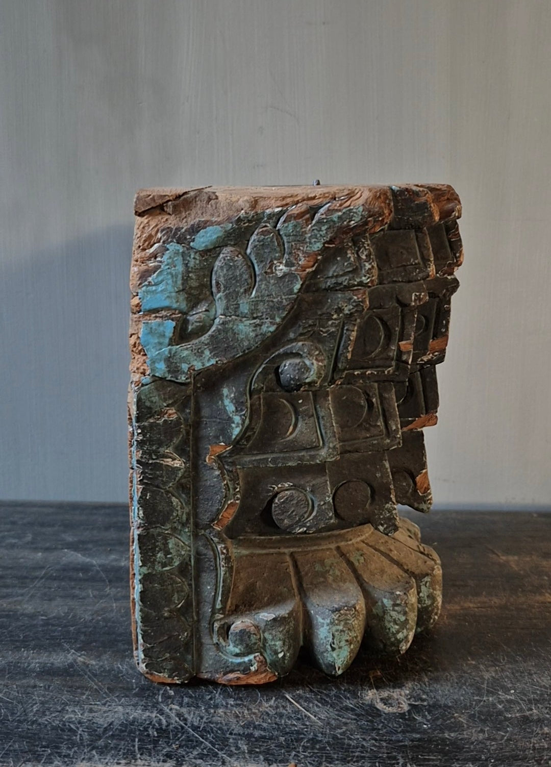 Alter hölzerner Kerzenständer