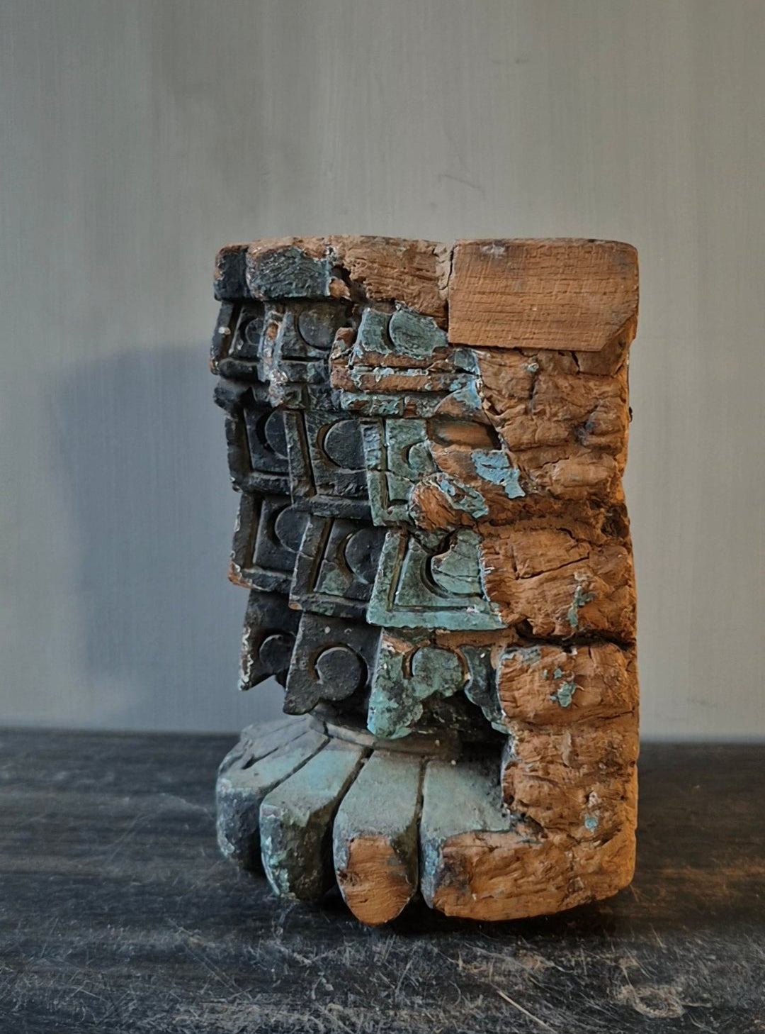 Alter hölzerner Kerzenständer