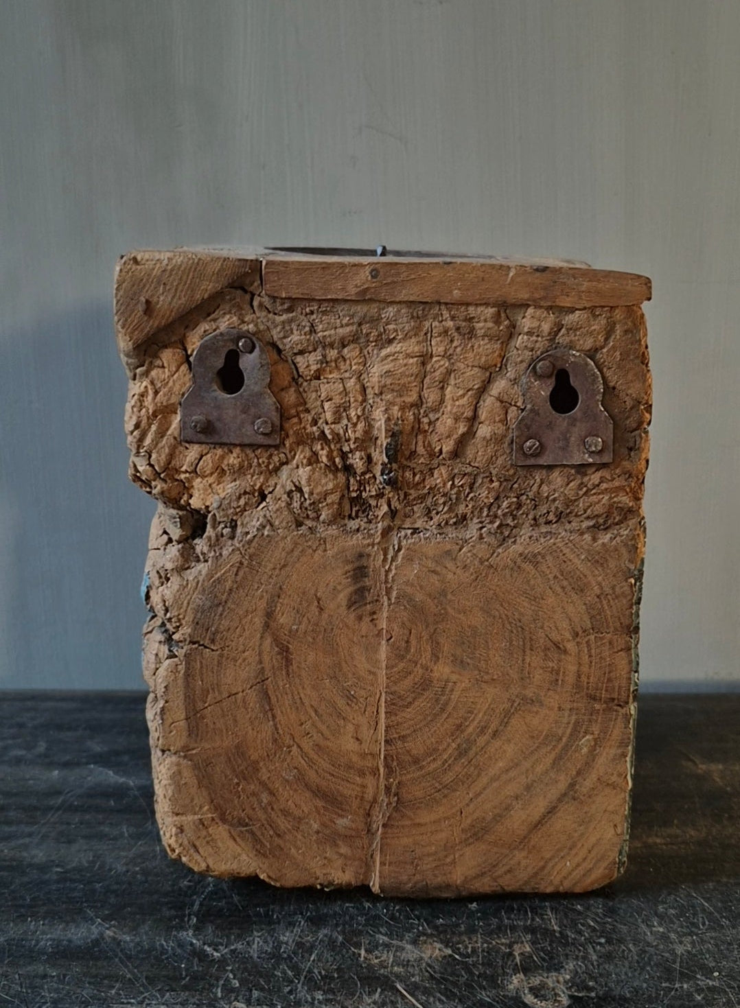 Alter hölzerner Kerzenständer