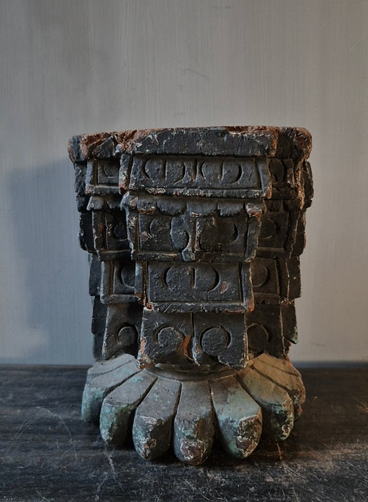 Oude houten kandelaar