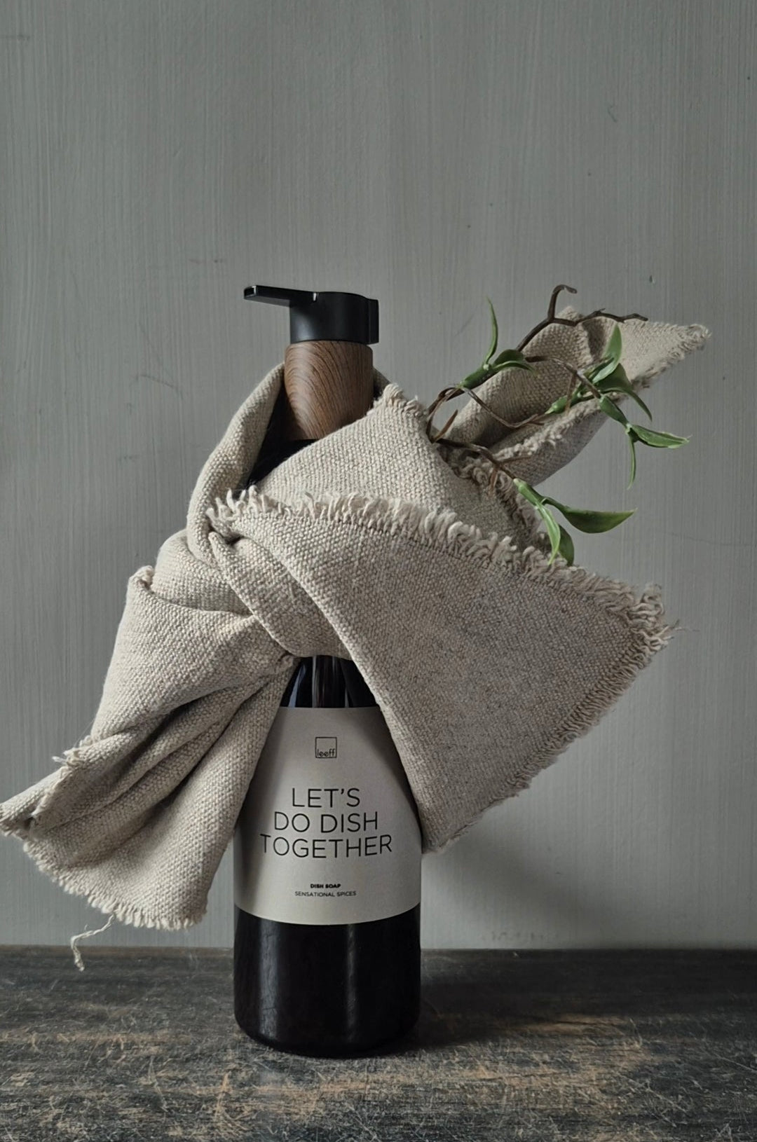 Afwasmiddel met tekst 'Let's do dish together' met raw linnendoek
