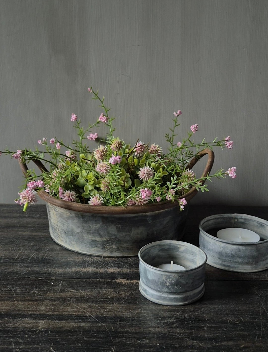 Zinken schaal met handvat - rond - Ø24,5 cm met halve kunstbol en waxinelichthouders