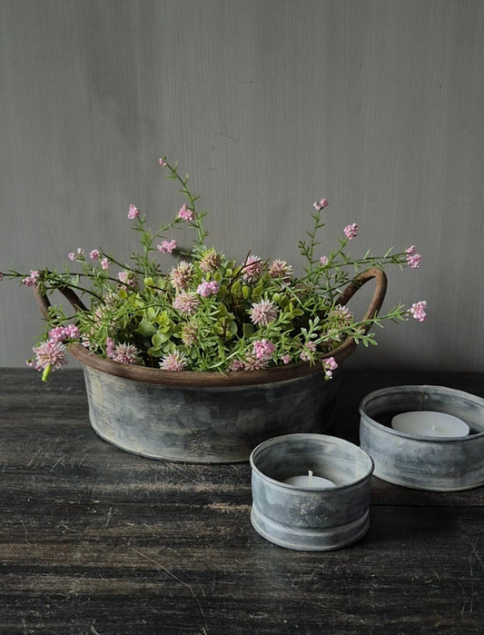 Zinken schaal met handvat - rond - Ø24,5 cm met halve kunstbol en waxinelichthouders
