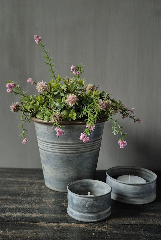 Zinken pot - rond - met halve kunstbol en waxinelichthouders