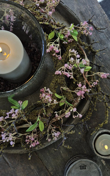 Kunst moskrans met roze gipskruid