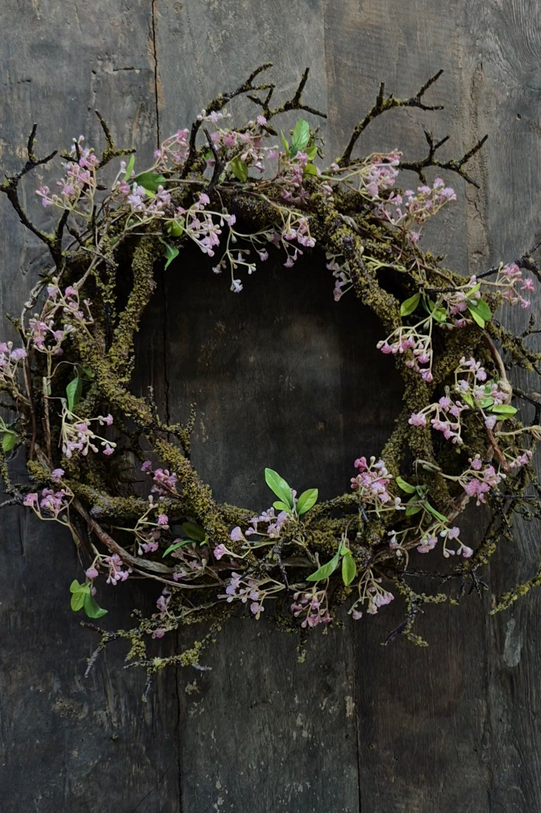 Kunst moskrans met roze gipskruid