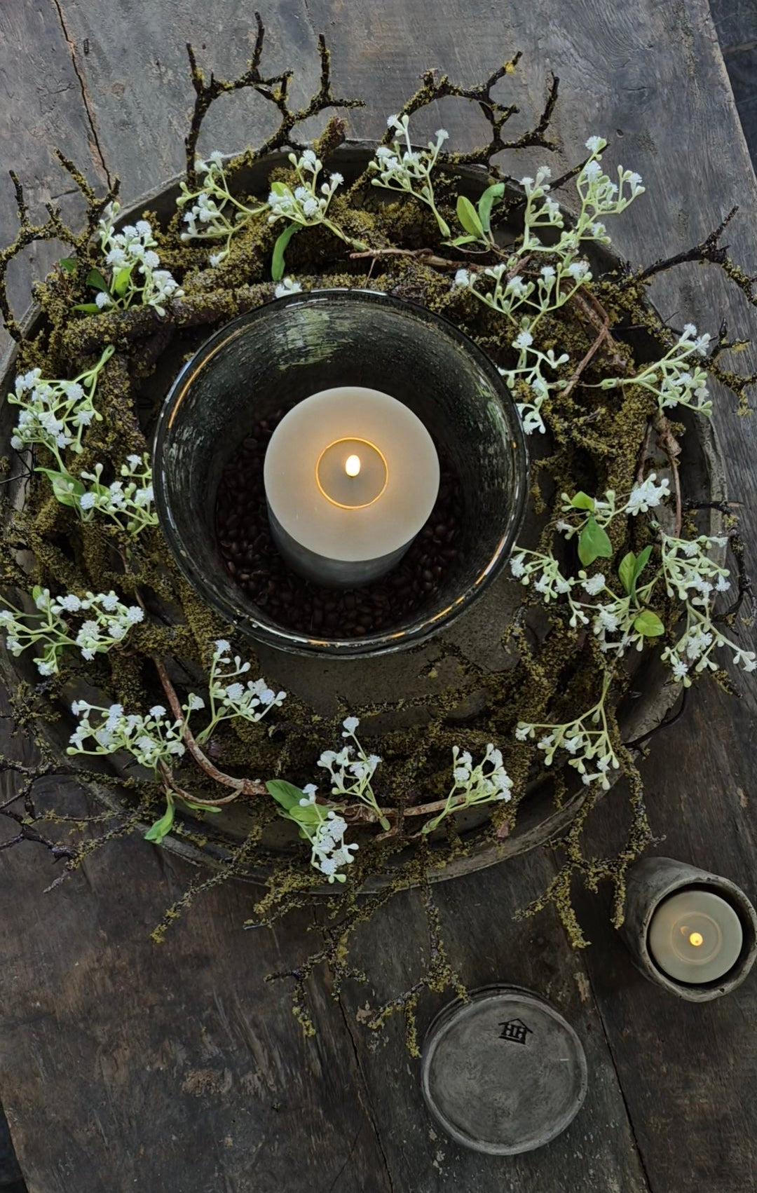 Kunst moskrans met witte gipskruid