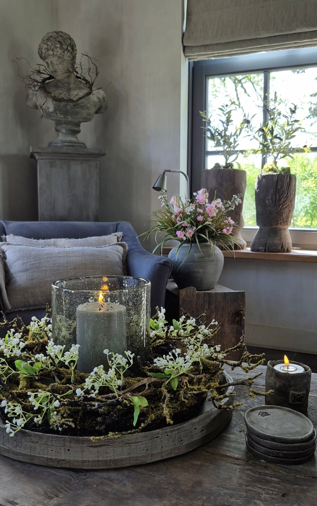 Kunst moskrans met witte gipskruid