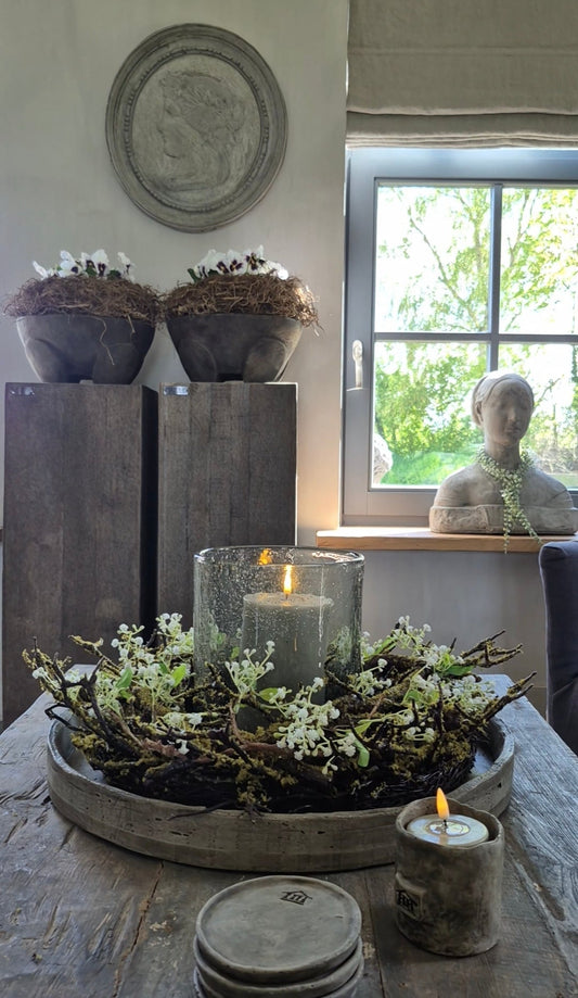 Kunst moskrans met witte gipskruid