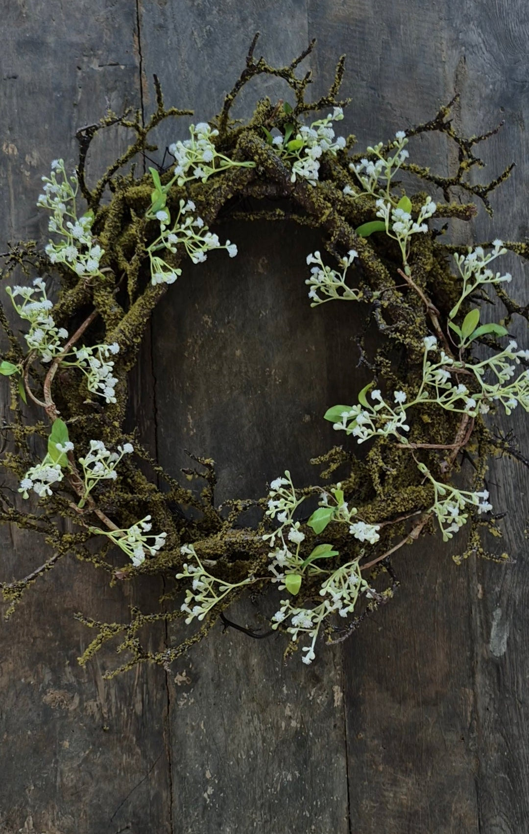 Kunst moskrans met witte gipskruid