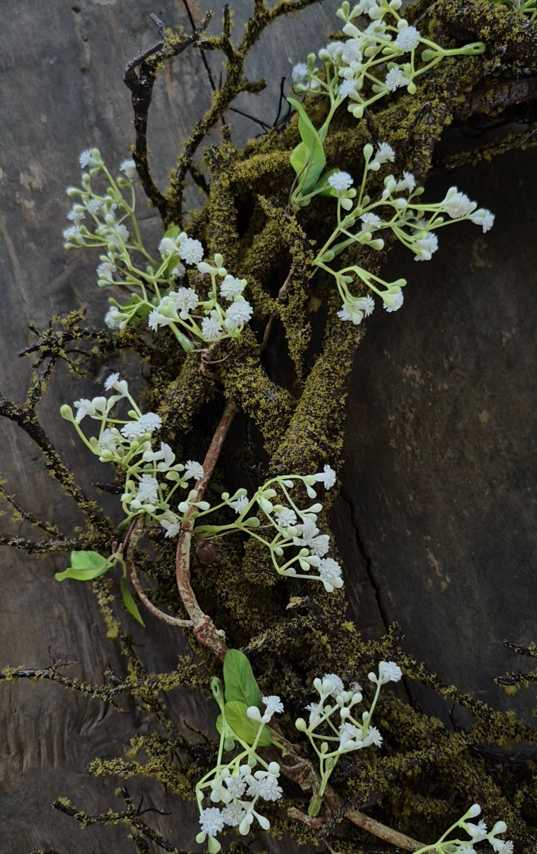 Kunst moskrans met witte gipskruid