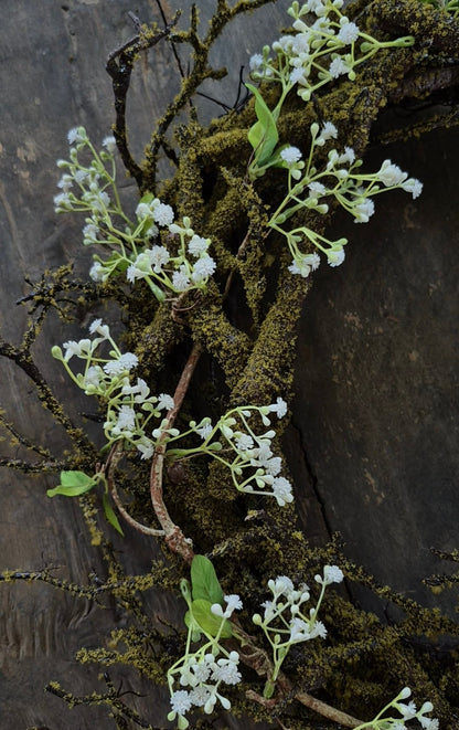 Kunst moskrans met witte gipskruid