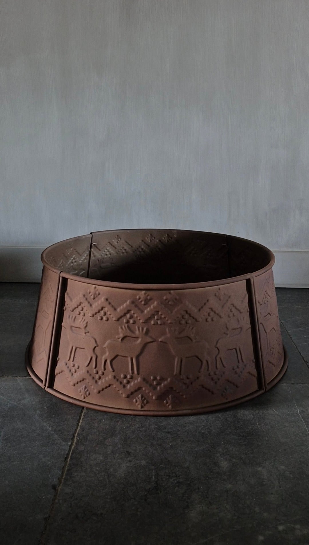 Roestige metalen kerstboomrok 63 cm met rendieren
