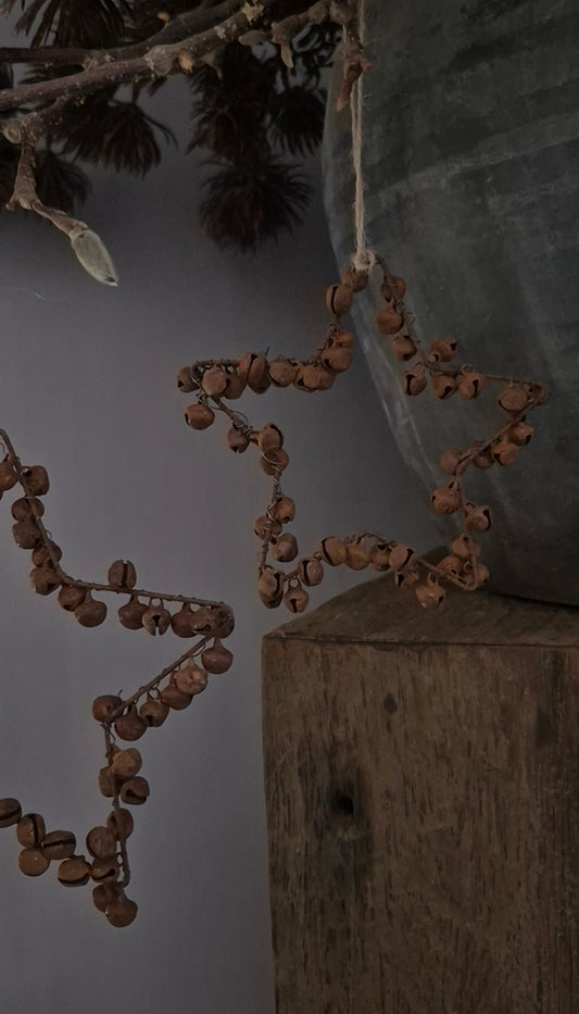 Kersthanger ster met belletjes roest - 12 cm