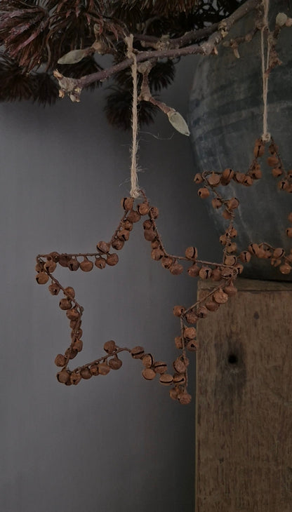 Kersthanger ster met belletjes roest - 15 cm