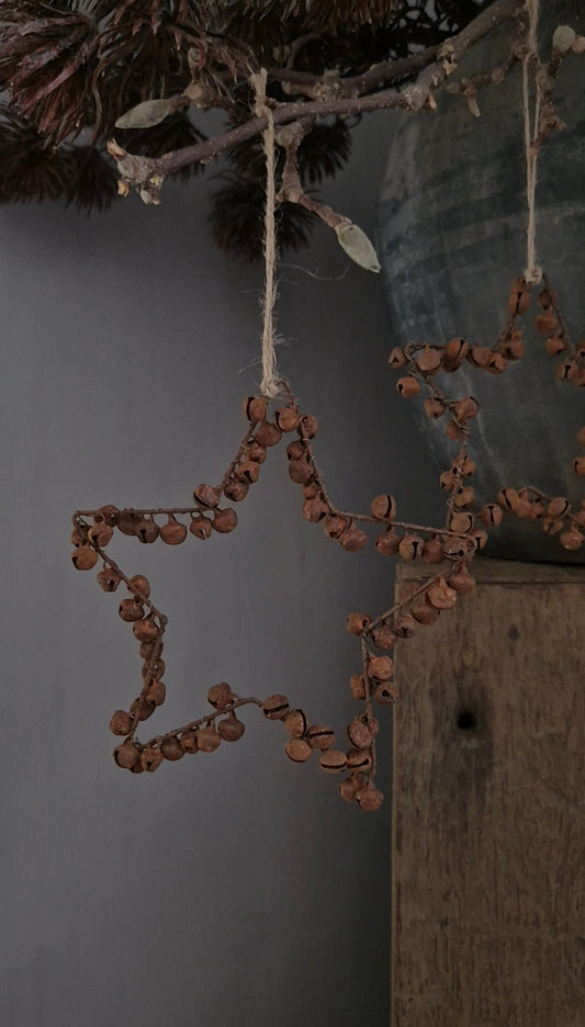 Kersthanger ster met belletjes roest - 15 cm