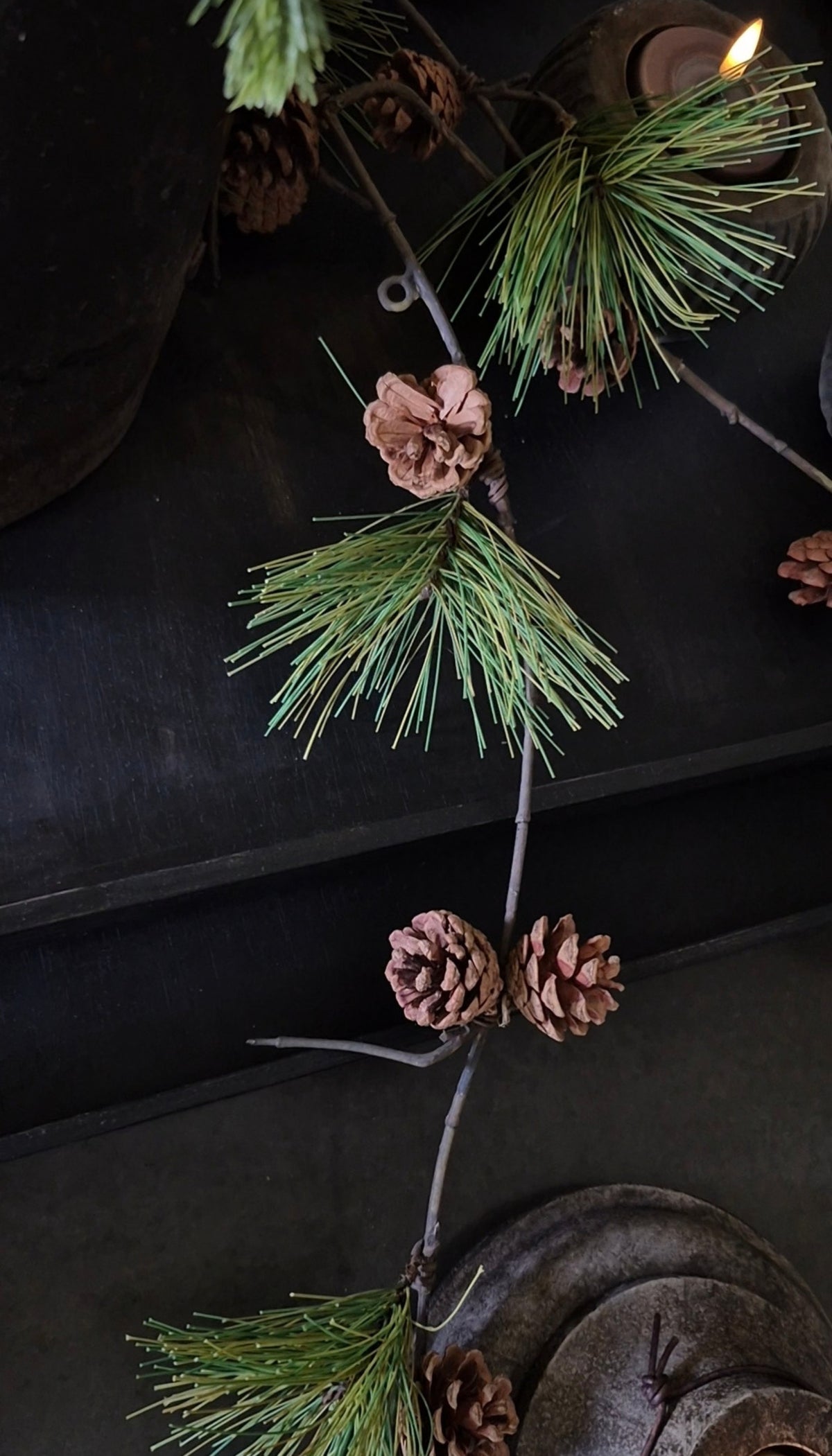 Artificial pine cone garland - 140 cm