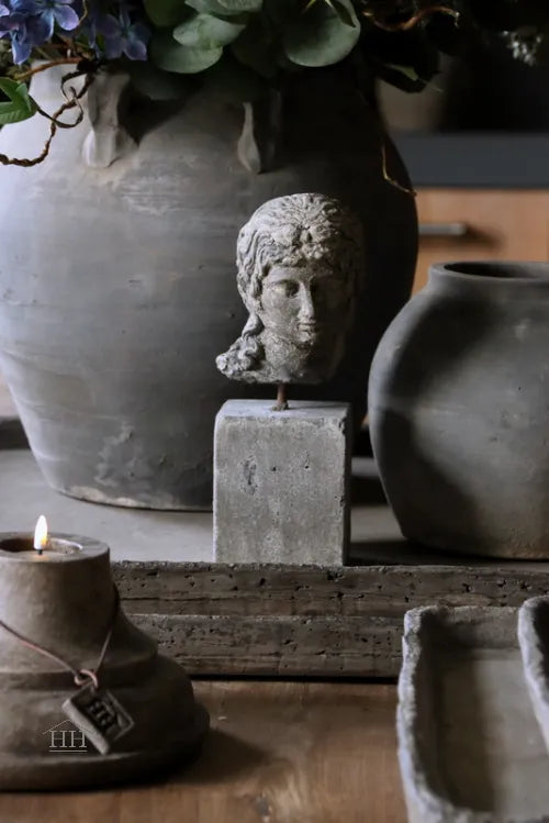 Beeld Eros op blokje