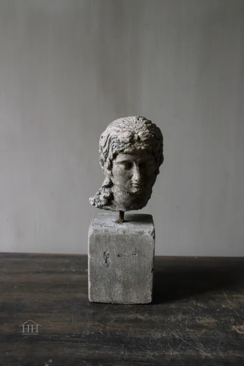 Beeld Eros op blokje