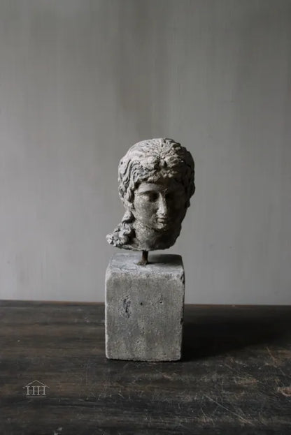 Beeld Eros op blokje