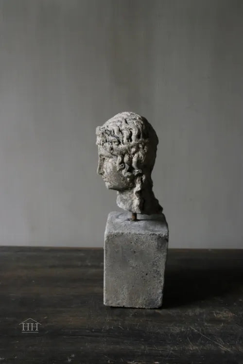 Beeld Eros op blokje