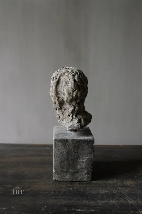 Beeld Eros op blokje