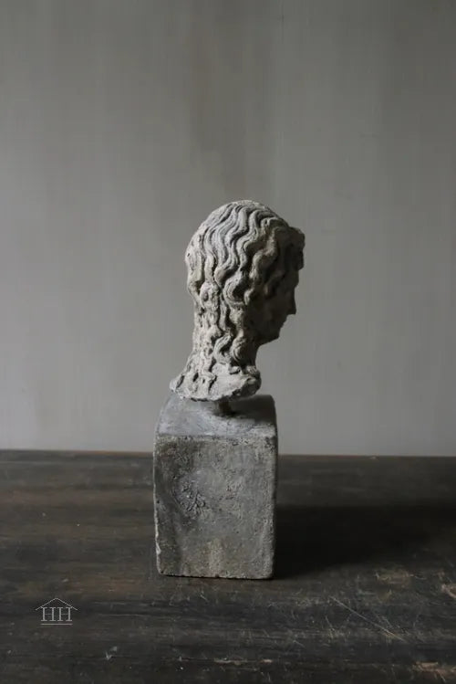 Beeld Eros op blokje