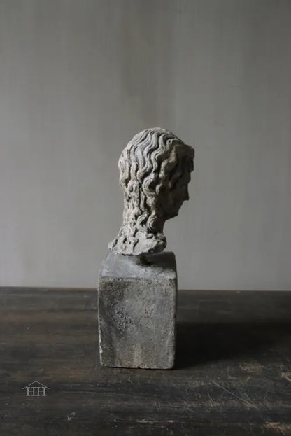 Beeld Eros op blokje