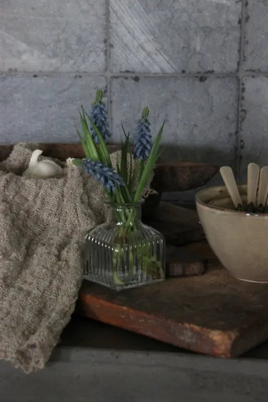 Blauwe druifjes decoratie in glazen vaas