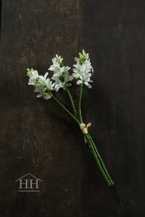 Bosje kunsthyacinten met witte bloemen