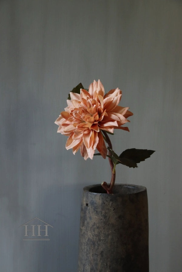 Bruine kunstbloem dahlia | Realistische nepbloem van zijde