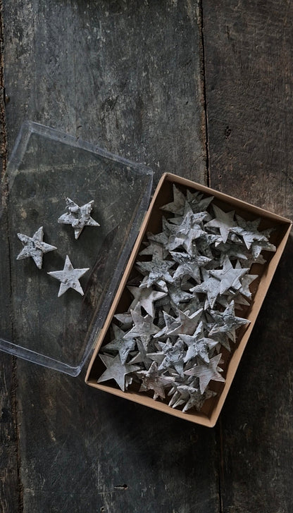 Grey birch stars 4 cm – approx. 60-80 pieces