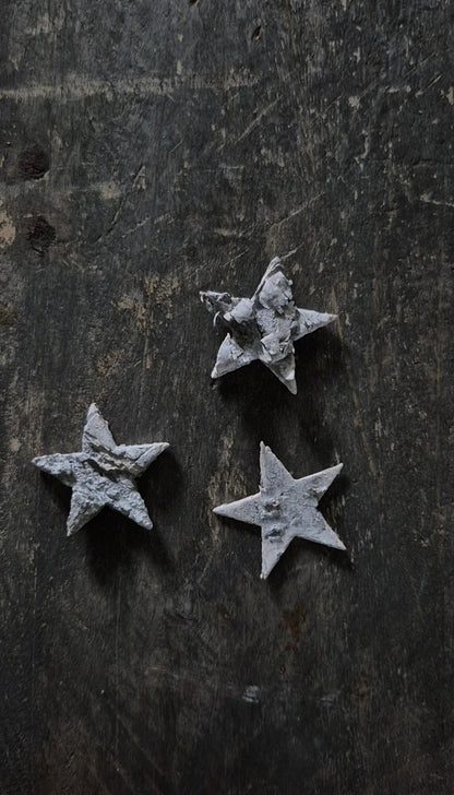 Grey birch stars 4 cm – approx. 60-80 pieces