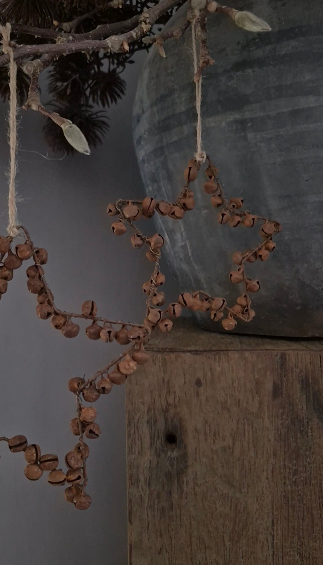 Kersthanger ster met belletjes roest - 12 cm