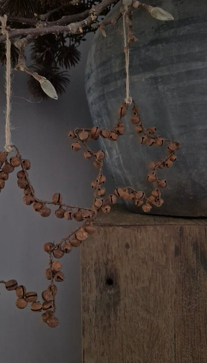 Kersthanger ster met belletjes roest - 12 cm